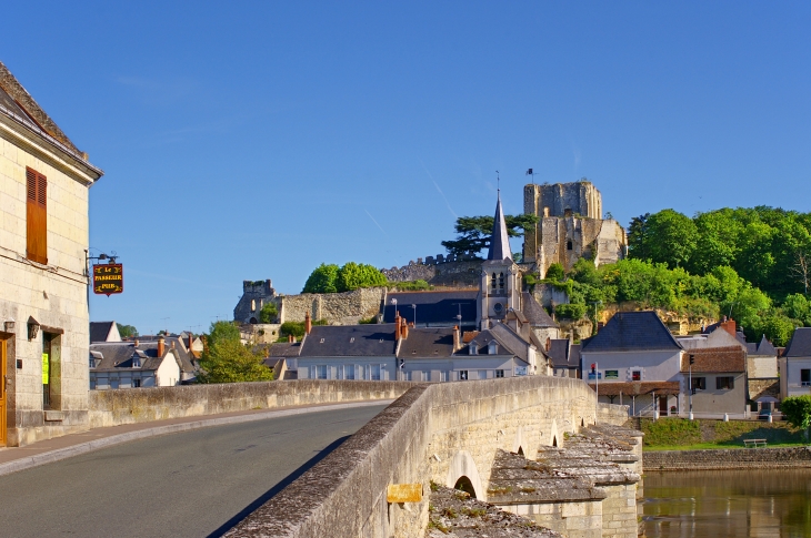 En 1807, la municipalité de Montrichard établi un octroi. Le passeur, dont on voit la maison à gauche, est chargé de collecter les droits de passages qui permettent l'entretien du pont. 