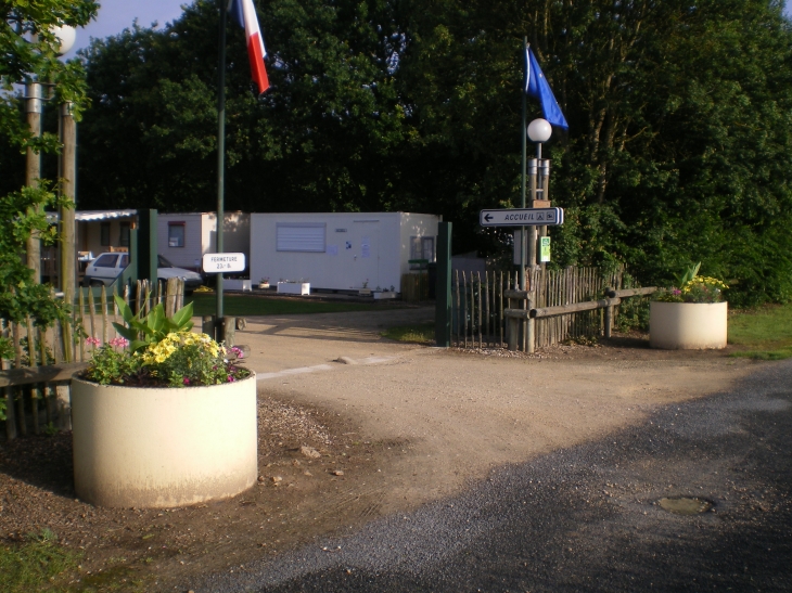 Camping ouvert du 15/03 AU 30/11  - Morée