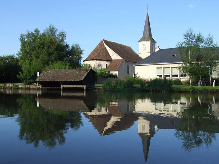 Lavoir, église et l'école de St Hilaire-la-Gravelle - Saint-Hilaire-la-Gravelle