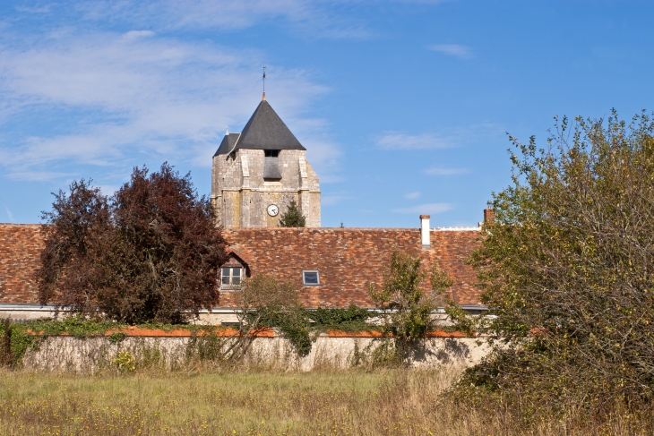 Saint-Léonard-en-Beauce (Loir-et-Cher).  L'église date des XIIe et XIIIe siècles ; Elle fut au Moyen âge la possession des moines de l'abbaye de Bourg-Moyen à Blois.   La magnifique tour du clocher, œuvre de Jean de Beauce, date de 1524.