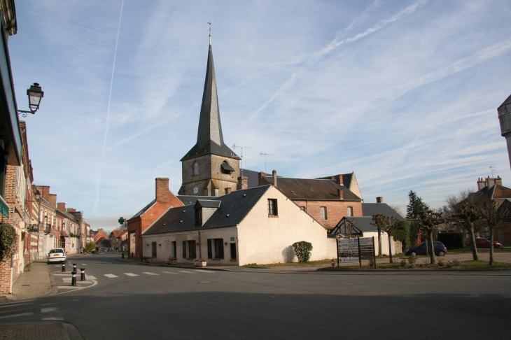 L'église à donné son nom au village, particularité son clocher tors et un magnifique tryptique - Saint-Viâtre