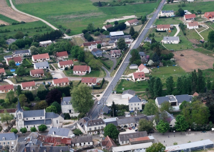 Le bourg, et la route de BLois - Sambin