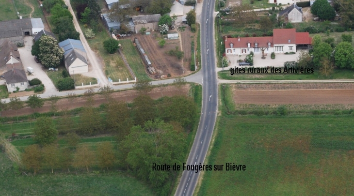 Sur la route de FOugères, sortie de Sambin, gîtes les Artivières