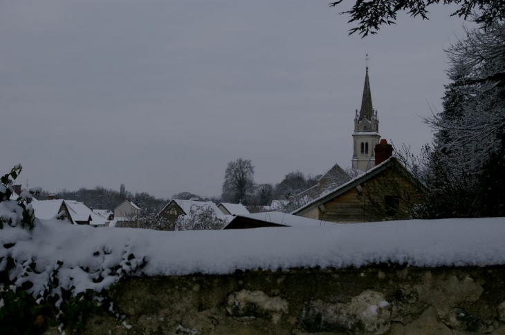 Le clocher et le bourg. - Thésée