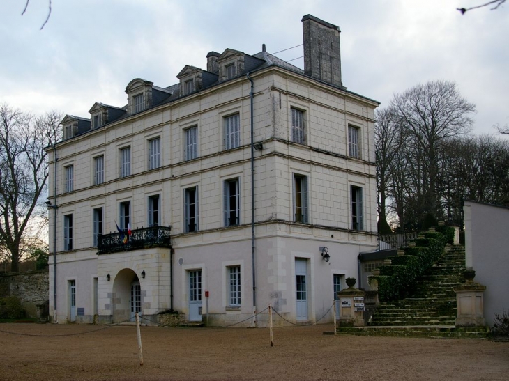 La mairie, dans le parc du Vaulx St Georges. - Thésée