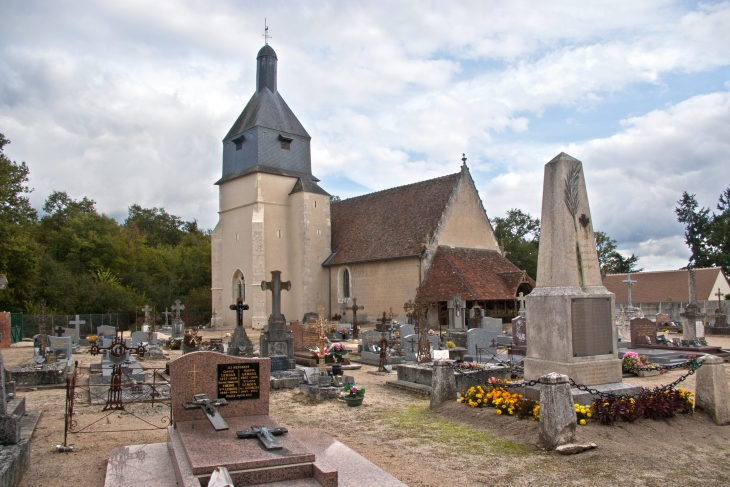 Eglise Saint-Martin 12ème/18ème. Une des rares églises  encore au milieu de son cimetière.   - Veilleins