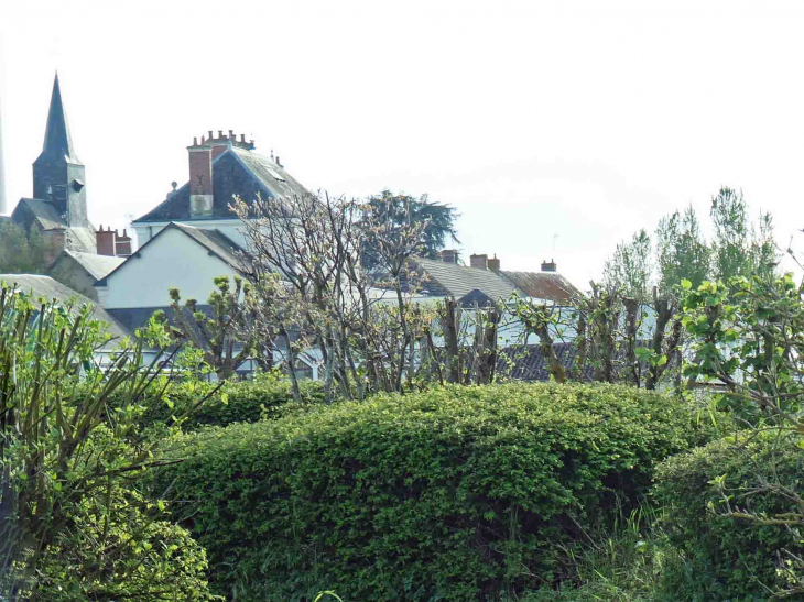 Vue sur le village et l'église - Villebarou