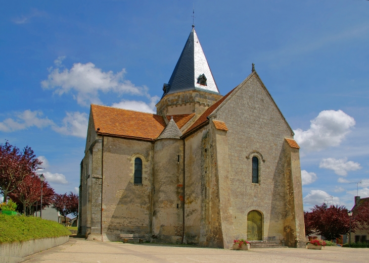 Église Sainte-Marie-Madeleine   Entièrement couverte de voûtes d'ogives, cette église d'une ancienne commanderie hospitalière du XIIè siècle, conserve un caractère exceptionnel.  - Villefranche-sur-Cher