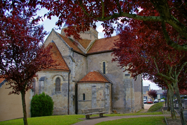  Église Sainte-Marie-Madeleine. Construite dans le troisième quart du 12ème siècle, l'église fut, jusqu'à la Révolution, une dépendance de la commanderie de l'hôpital de Saint-Jean-de-Jérusalem. L'église paroissiale près de la commanderie ayant disparu, l - Villefranche-sur-Cher