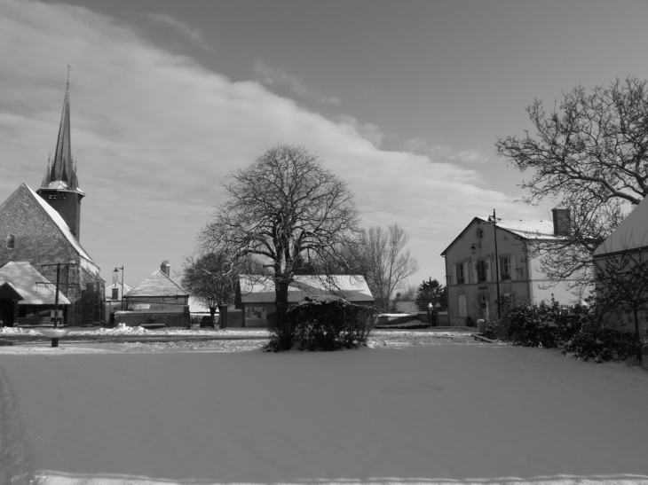 Place de la mairie sous la neige - Auvilliers-en-Gâtinais