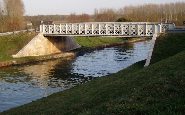 Beaulieu, le canal - Beaulieu-sur-Loire