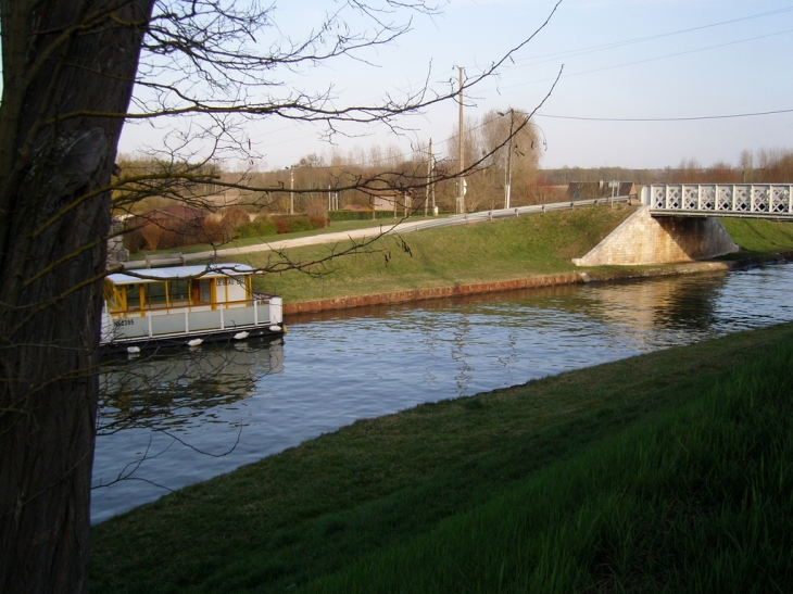 Sur le canal, un bateau appelé Le Beaulieu - Beaulieu-sur-Loire