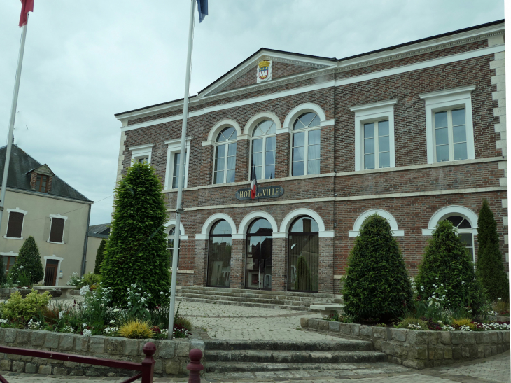 L'hôtel de ville - Château-Renard