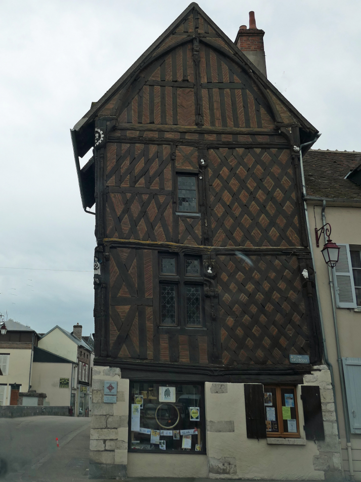 L'office de tourisme dans la maison dite Jeanne d'Arc - Château-Renard