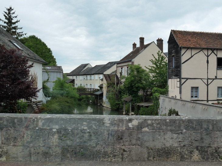 Maisons au bord de l'Ouanne - Château-Renard