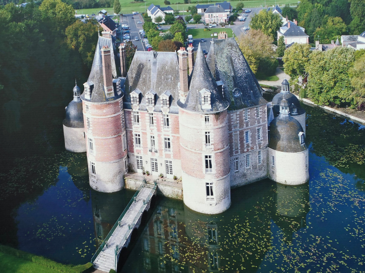 Le château de la Motte : la photo affichée devant le portail - Château-Renard