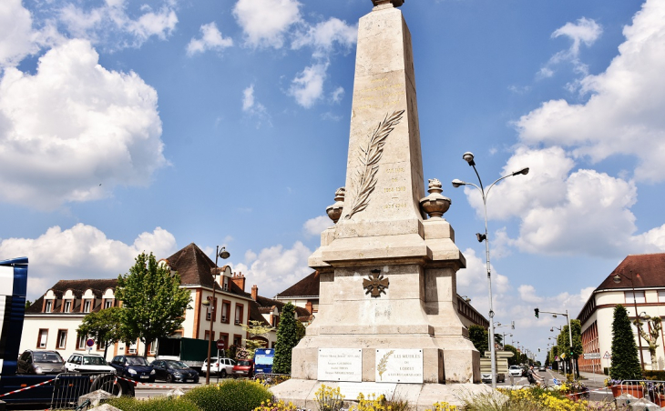 Monument-aux-Morts - Châteauneuf-sur-Loire