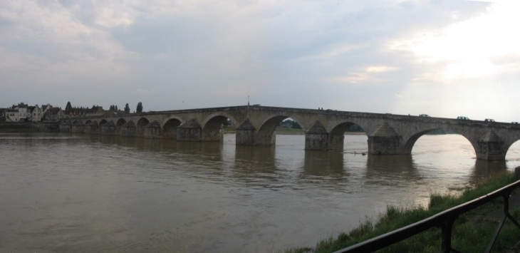 Gien -  le pont St Nicolas  XVI ème