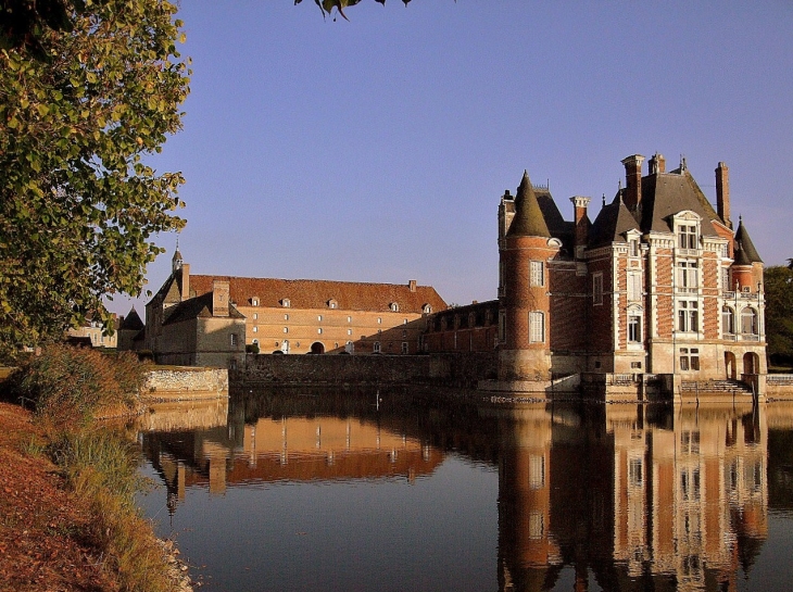 Château des Comtes de Chasseval - La Bussière