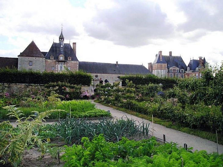 Le château vu des jardins - La Bussière