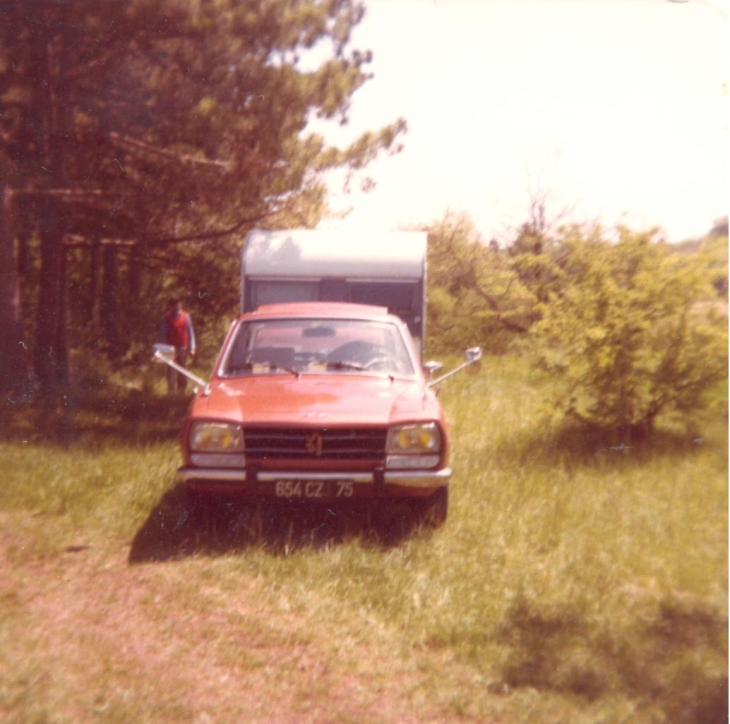 1981 photo loiret labrosse 00-0000-00 boin andré seul voiture 504 ti caravanne 