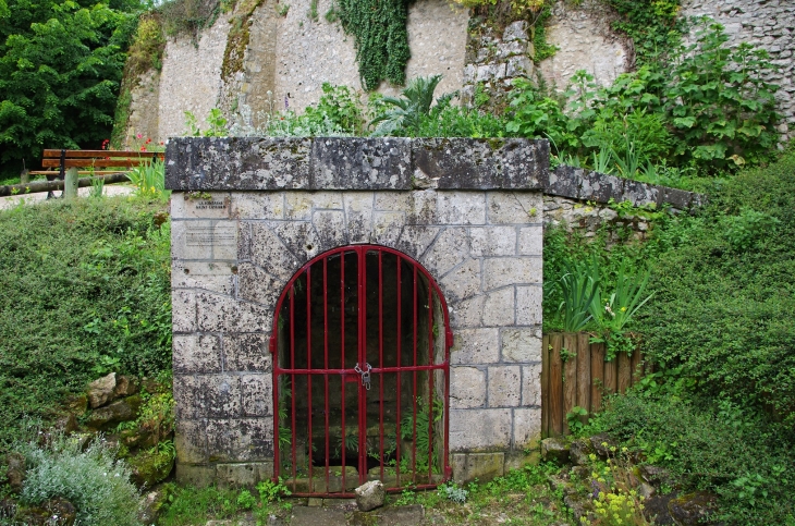  La fontaine Saint-Liphard. L'eau de la fontaine Saint-Liphard est réputée guérir les maladies des yeux. - Meung-sur-Loire