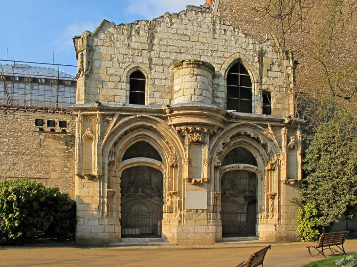 Jardins de l'Hôtel Groslot. Les jardins sont accessibles depuis la rue d'Escures. On y trouve un mur, classé Monument historique en 1846, constitué des vestiges de la chapelle Saint-Jacques, qui s'élevait rue des Hôtelleries.  - Orléans