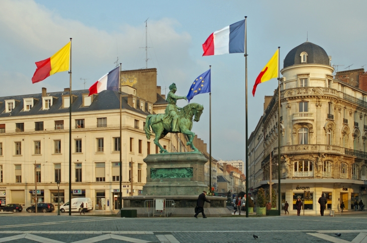 Place du Martroi : statue de Jeanne d'Arc  - Orléans