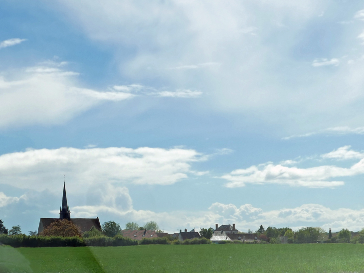 Le village au loin sous le ciel - Ouzouer-sous-Bellegarde