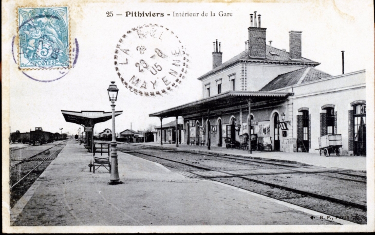 Intérieur de la Gare, vers 1905 (carte postale ancienne). - Pithiviers
