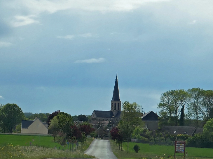 L'entrée du village, vue sur le clocher tors - Puiseaux