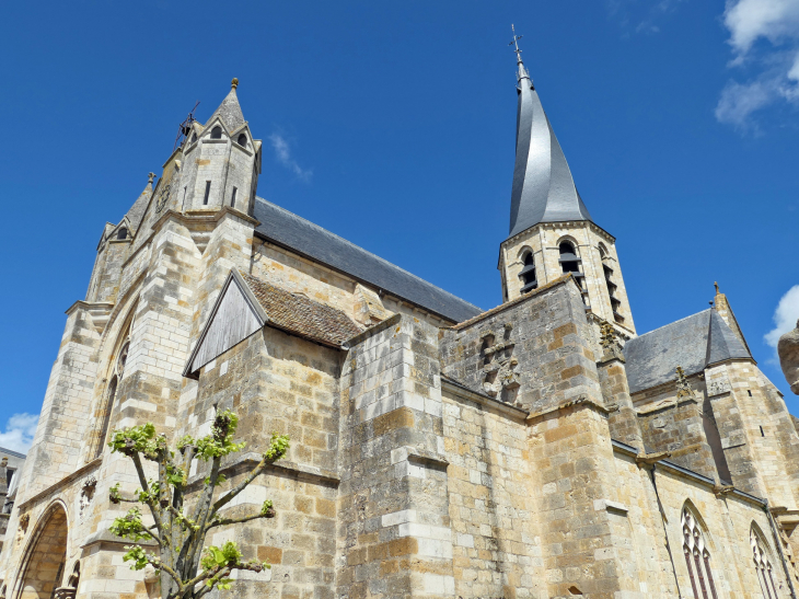 Le clocher tors de l'église Notre Dame - Puiseaux