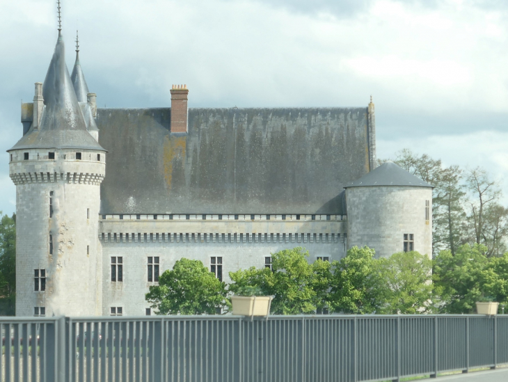 Le château au pied du pont - Sully-sur-Loire