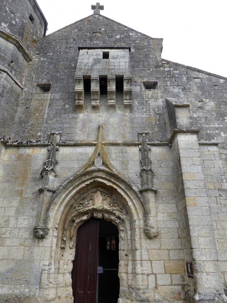 L'entrée de l'église - Aouste