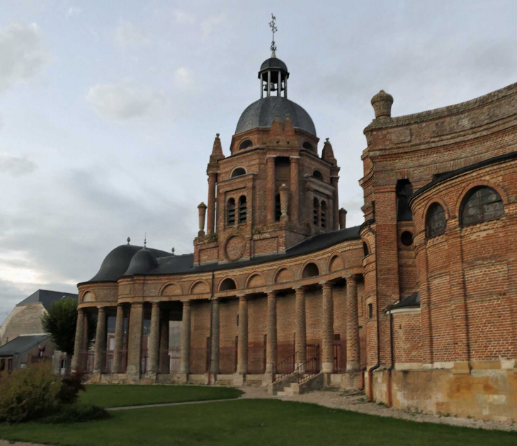 L'église baroque Saint Didier en forme de viole - Asfeld