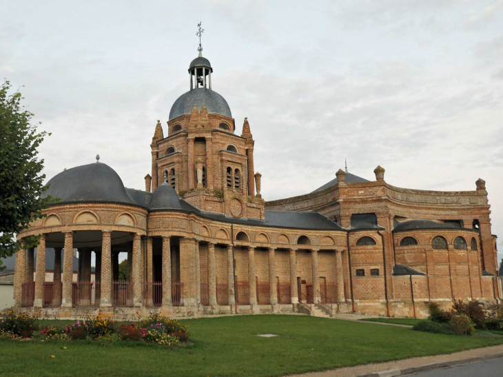 L'église baroque Saint Didier en forme de viole - Asfeld