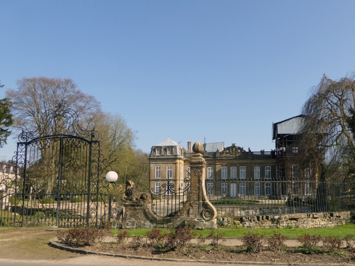 Le château en rénovation - Bazeilles