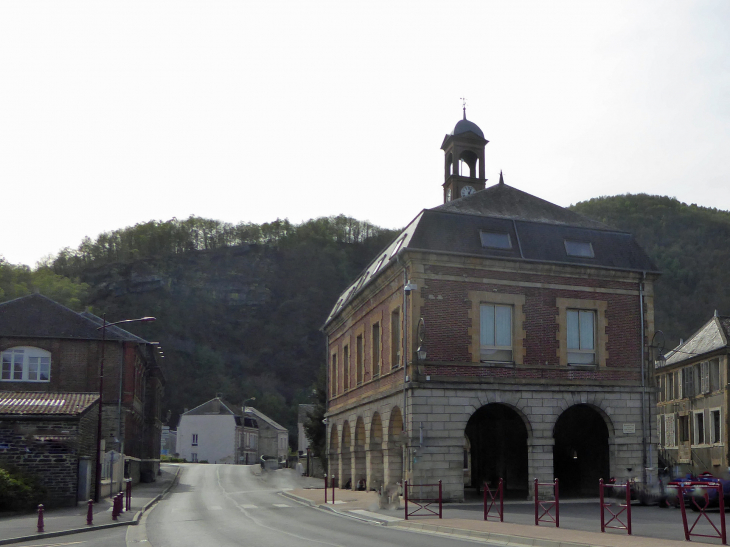 Château Regnault : vers l'ancien hôtel de ville-halle - Bogny-sur-Meuse