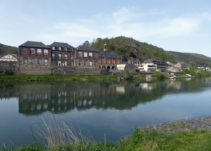 Bogny : la Meuse et Château Regnault sur l'autre rive - Bogny-sur-Meuse