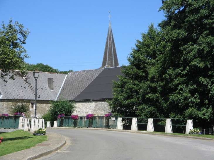 Le pont sur le Thon - Bossus-lès-Rumigny