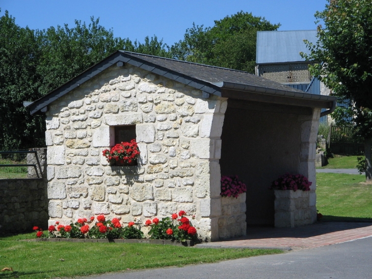 L'abri bus - Bossus-lès-Rumigny