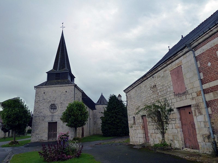 Vers l'église - Bossus-lès-Rumigny