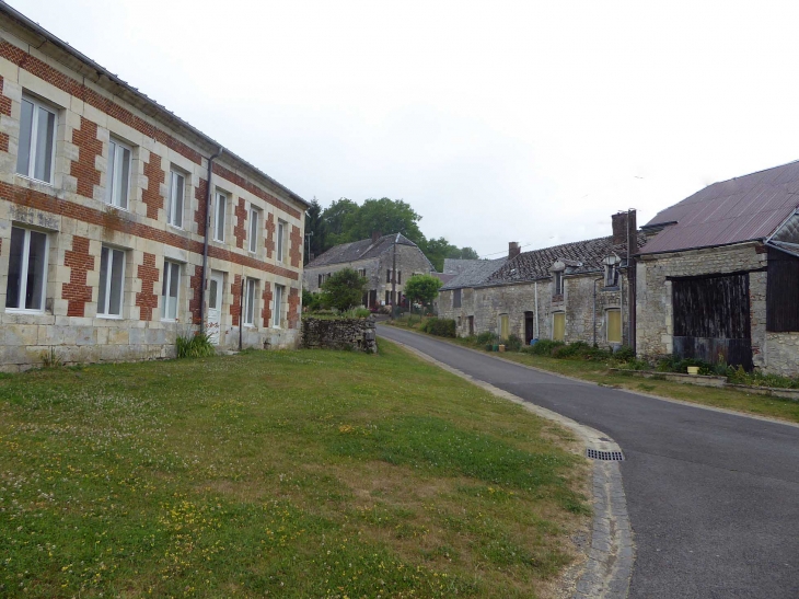 Dans le village - Bossus-lès-Rumigny