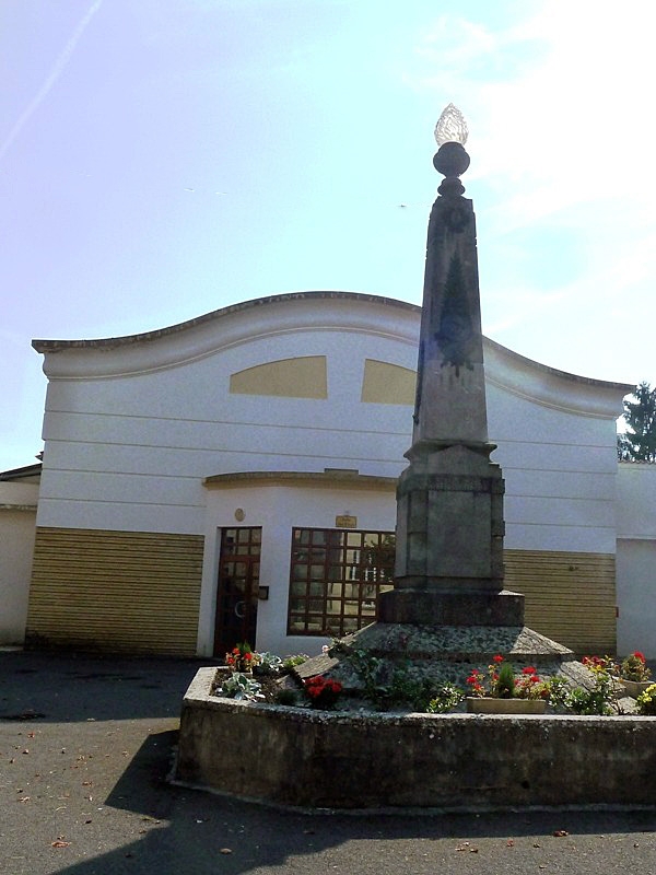 Le monument aux morts et la salle des fêtes - Chatel-Chéhéry