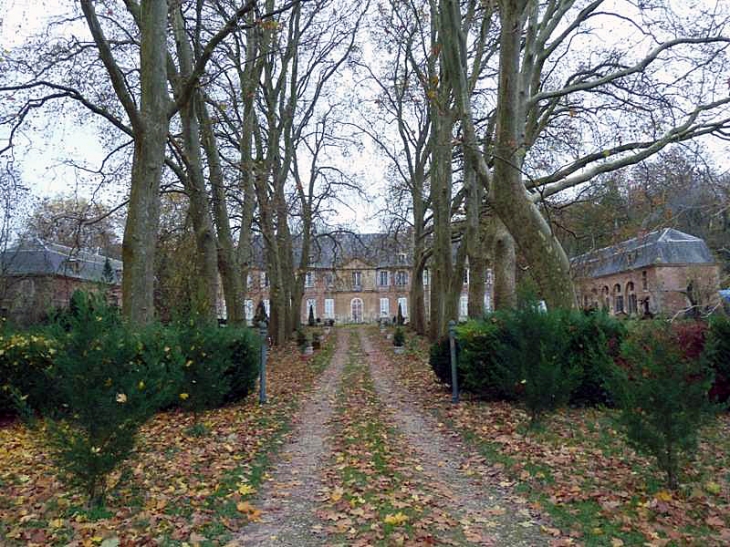 L'allée de l'abbaye de de Chehery - Chatel-Chéhéry