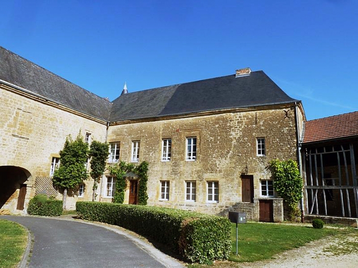 L'ancienne cour du château - Clavy-Warby