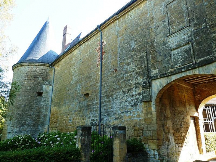 Passage sous le château - Clavy-Warby