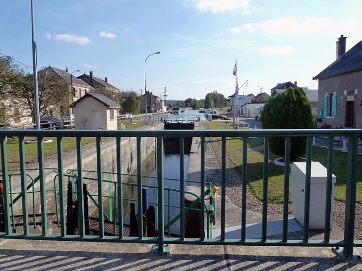 L'écluse de Pont à Bar - Dom-le-Mesnil