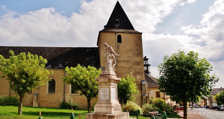 Monument aux Morts et l'église Sainte Madeleine - Francheval