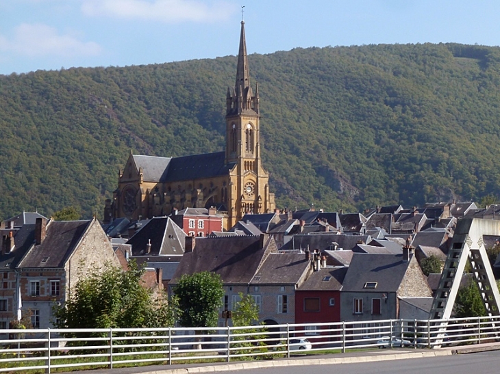 L'église vue du pont - Fumay